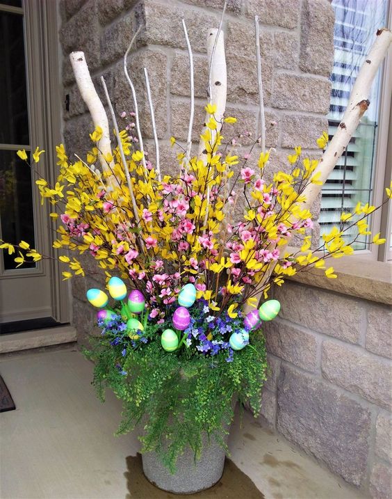 vase d'extérieur avec des œufs 